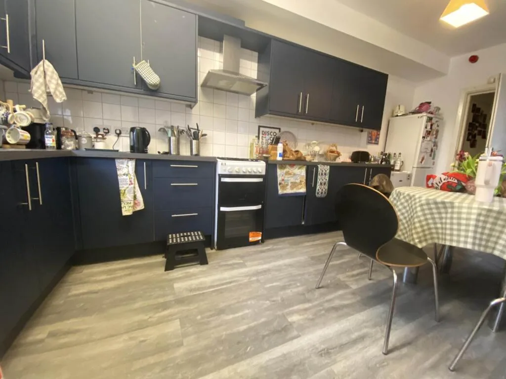 5 bedroom semi-detached house for rent