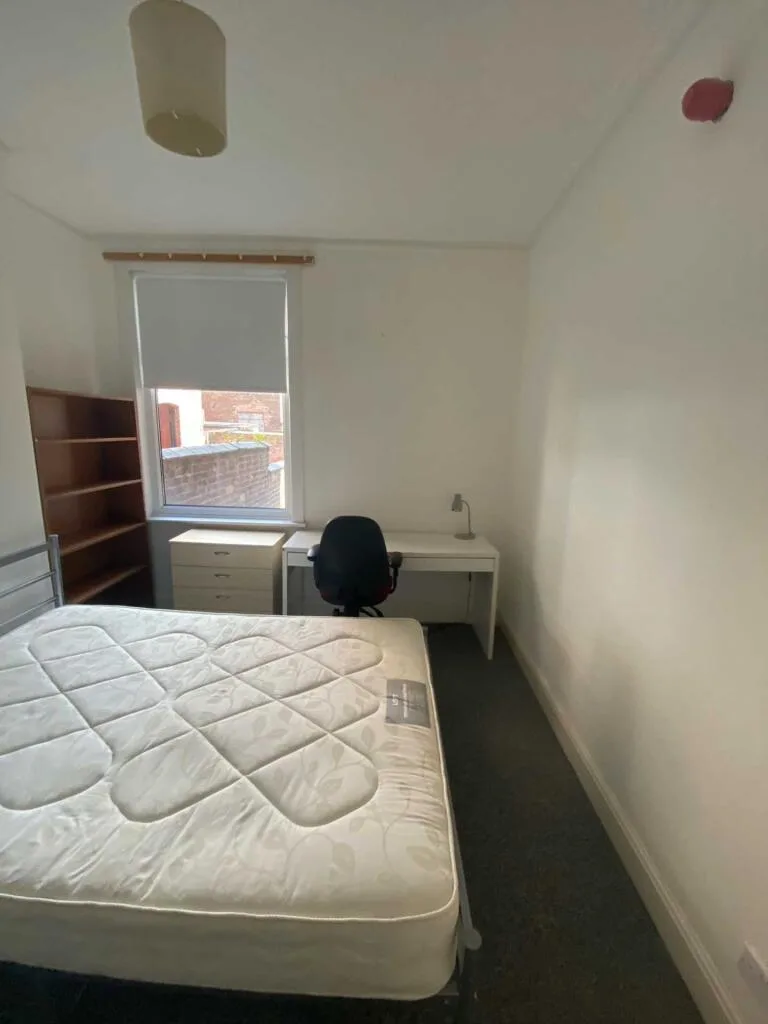 5 bedroom semi-detached house for rent