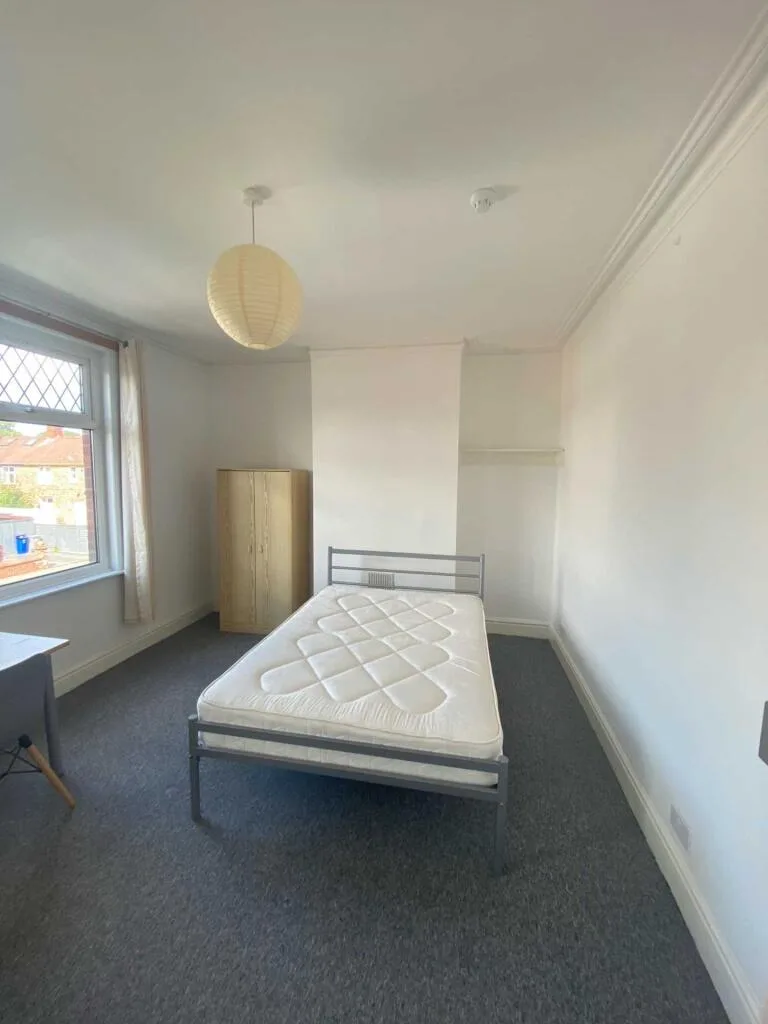 5 bedroom semi-detached house for rent