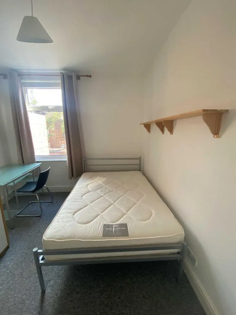 5 bedroom semi-detached house for rent