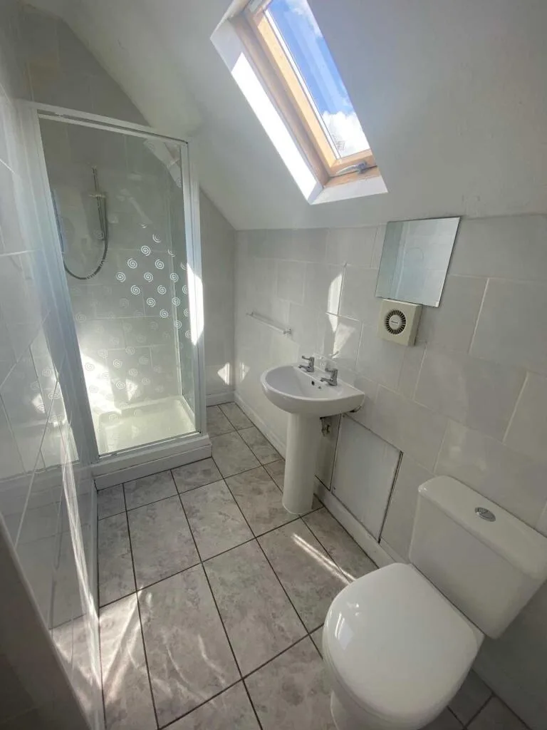 5 bedroom semi-detached house for rent