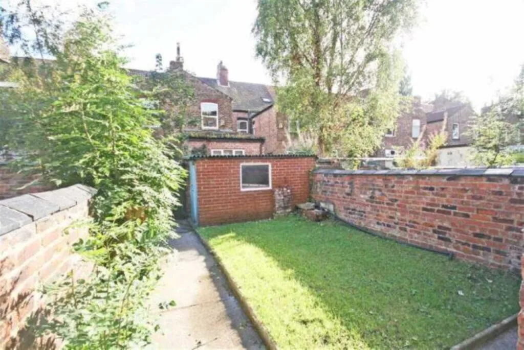 5 bedroom semi-detached house for rent