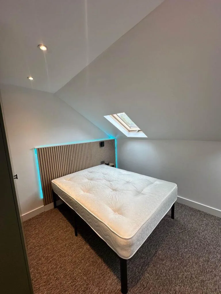 6 bedroom semi-detached house for rent