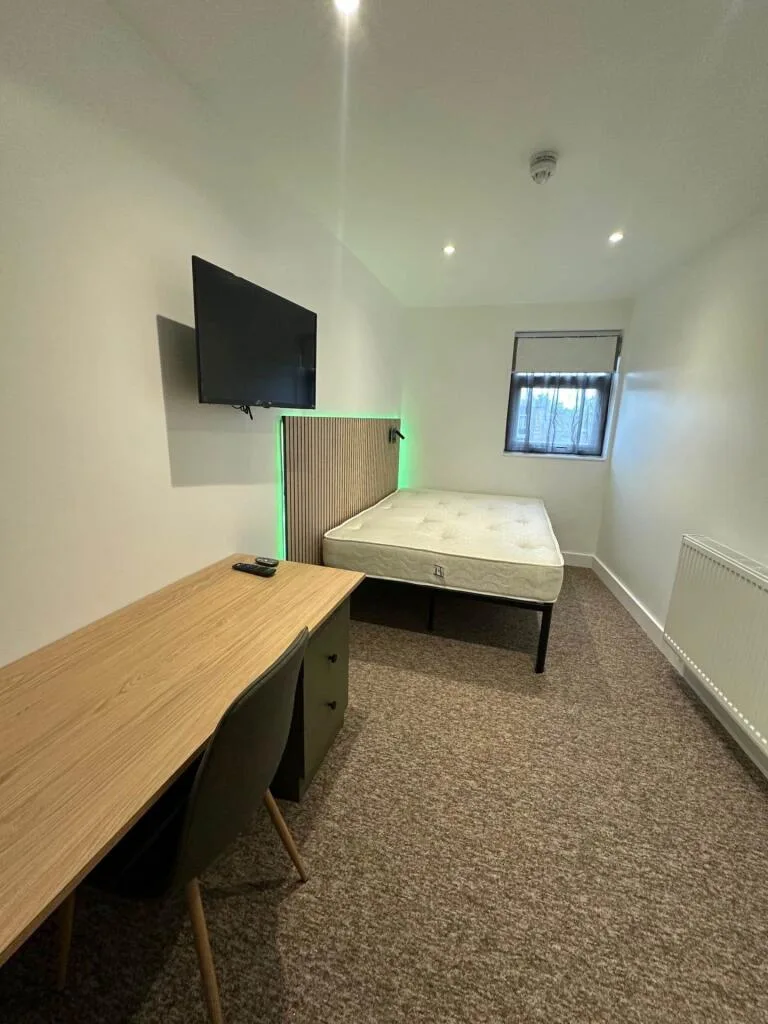 6 bedroom semi-detached house for rent