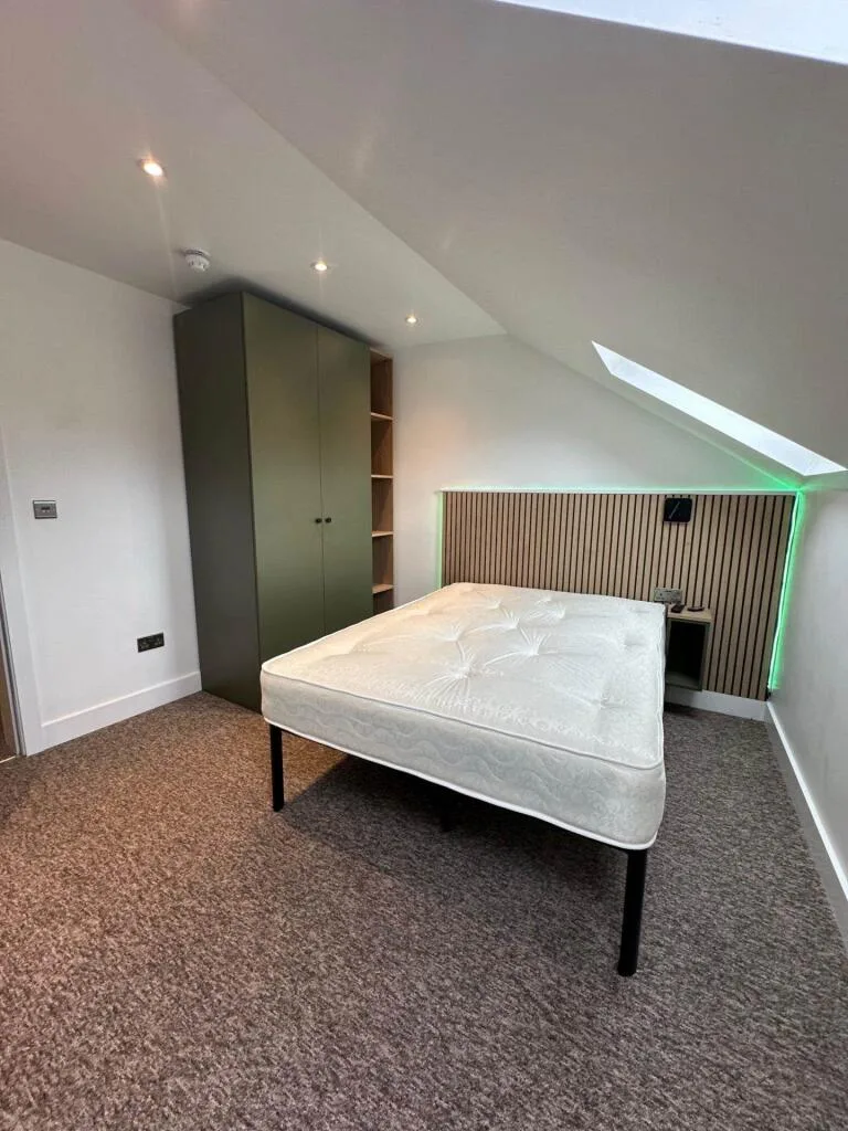 6 bedroom semi-detached house for rent