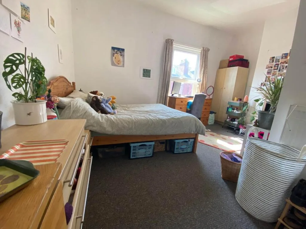 5 bedroom semi-detached house for rent