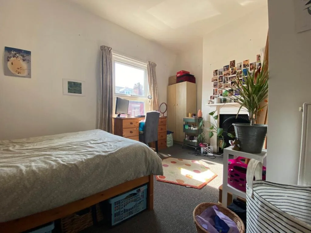 5 bedroom semi-detached house for rent