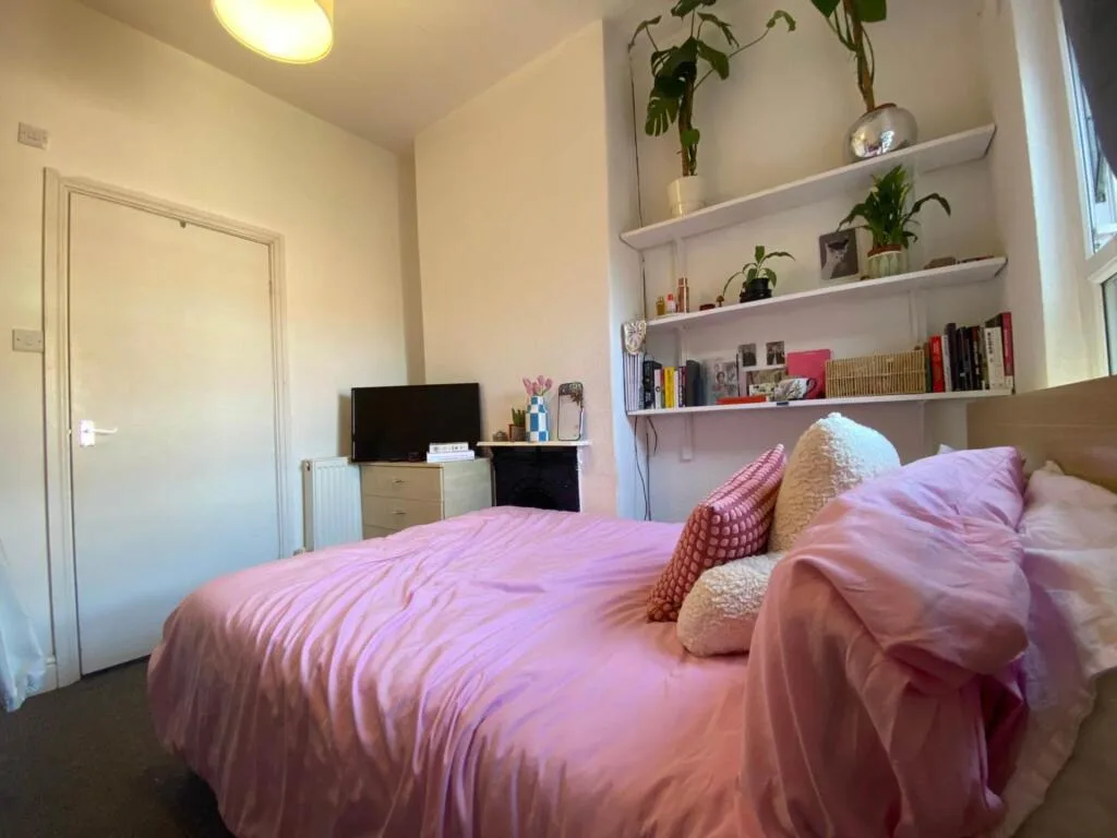 5 bedroom semi-detached house for rent