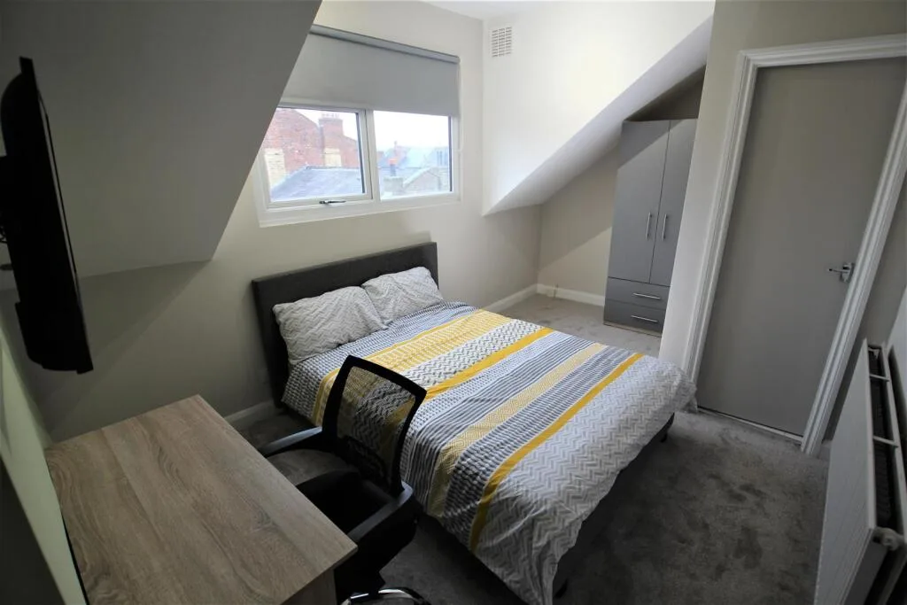 6 bedroom semi-detached house for rent
