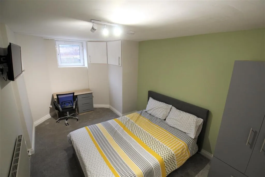 6 bedroom semi-detached house for rent