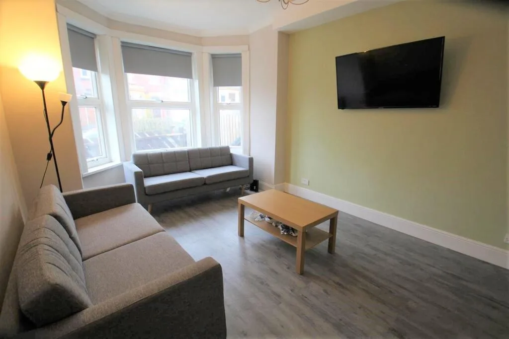 6 bedroom semi-detached house for rent