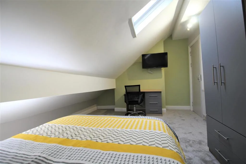 6 bedroom semi-detached house for rent