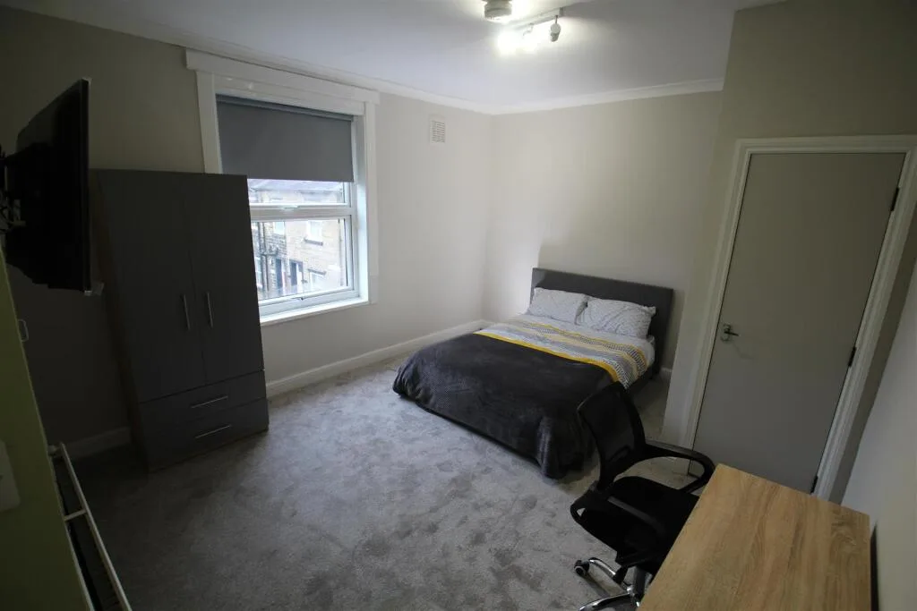 6 bedroom semi-detached house for rent
