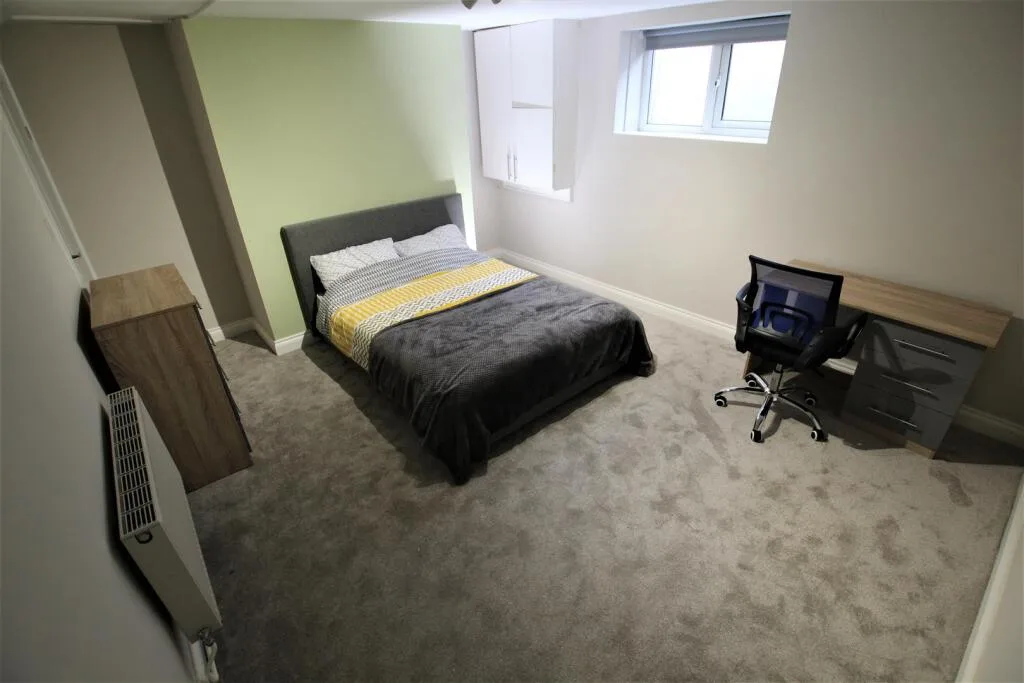 6 bedroom semi-detached house for rent