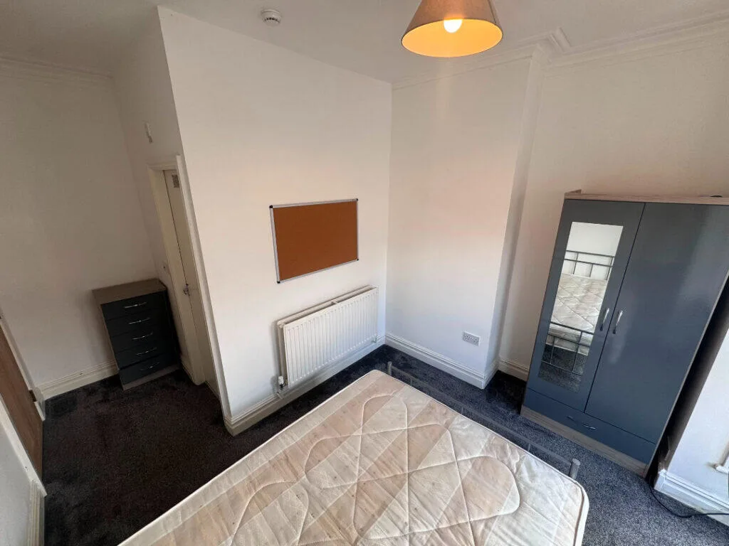 6 bedroom end of terrace house for rent