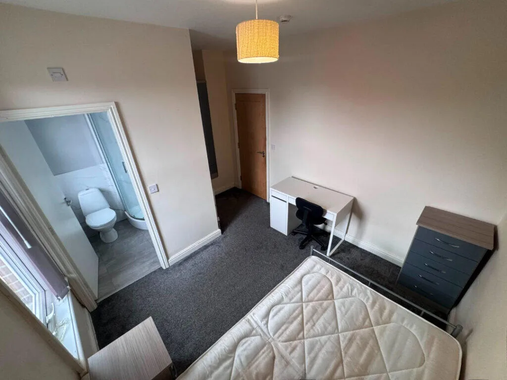 6 bedroom end of terrace house for rent