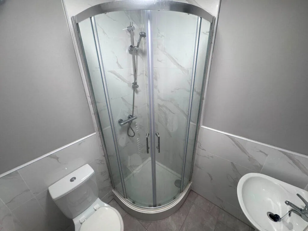 6 bedroom end of terrace house for rent