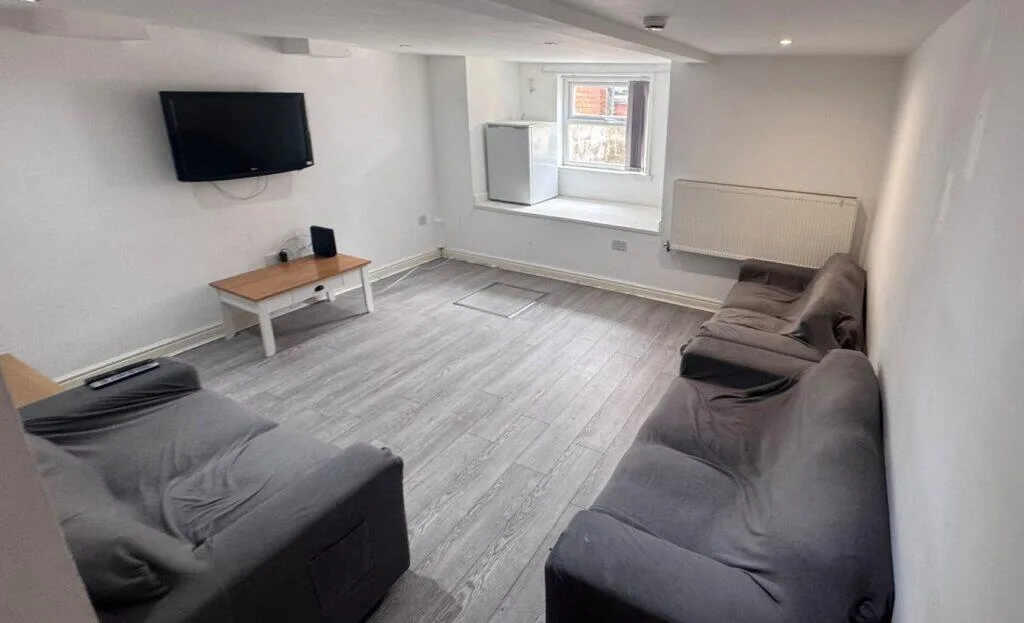 6 bedroom end of terrace house for rent