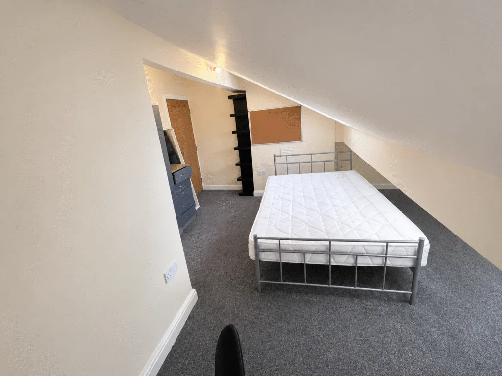 6 bedroom end of terrace house for rent