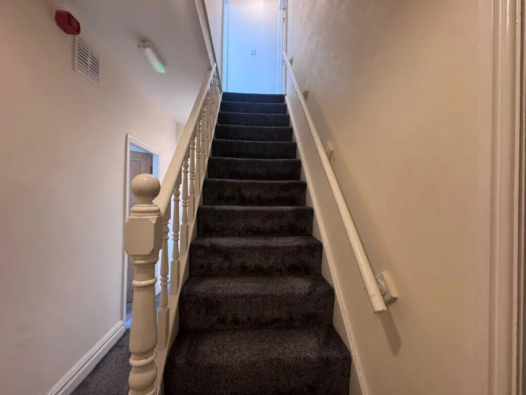 6 bedroom end of terrace house for rent