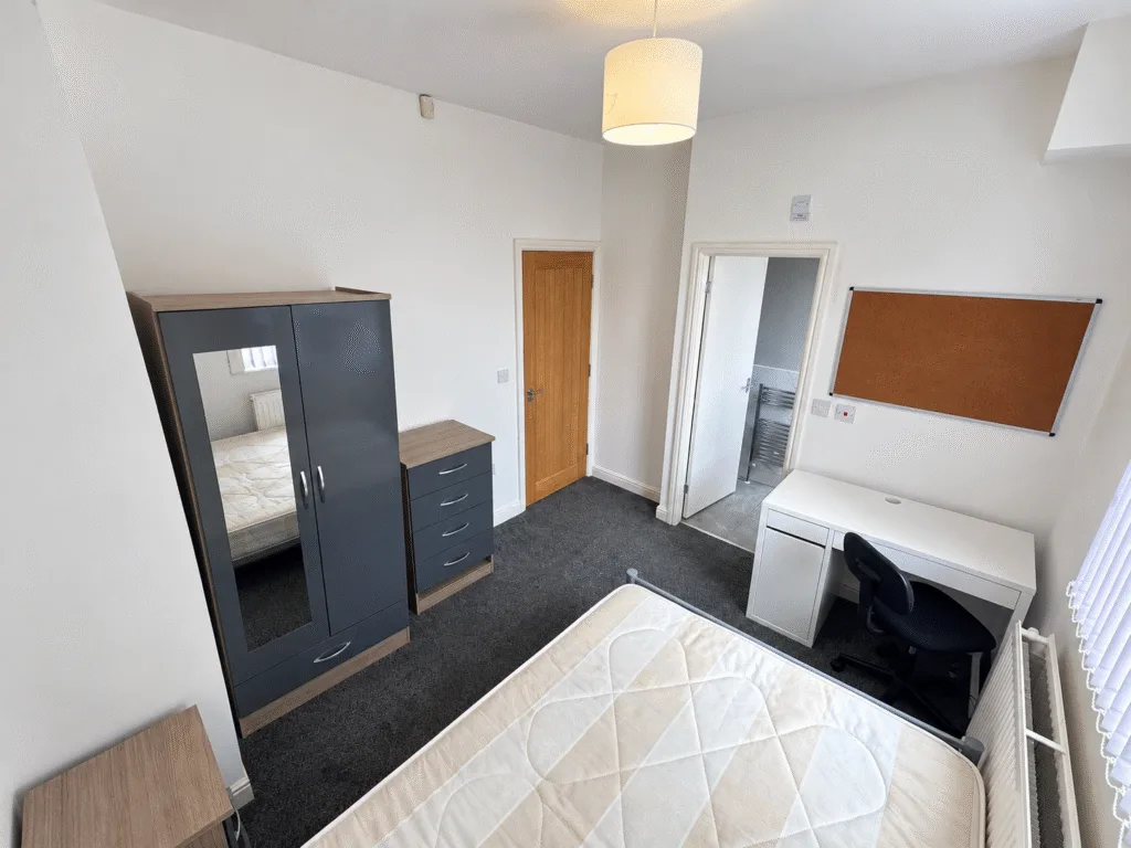 6 bedroom end of terrace house for rent