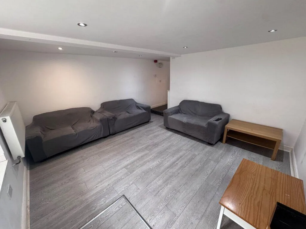 6 bedroom end of terrace house for rent
