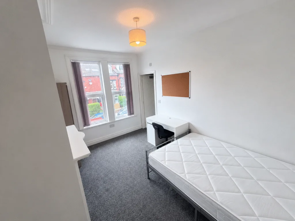 6 bedroom end of terrace house for rent