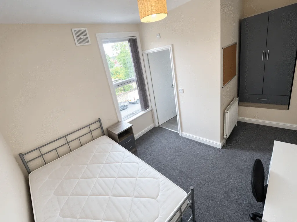 6 bedroom end of terrace house for rent