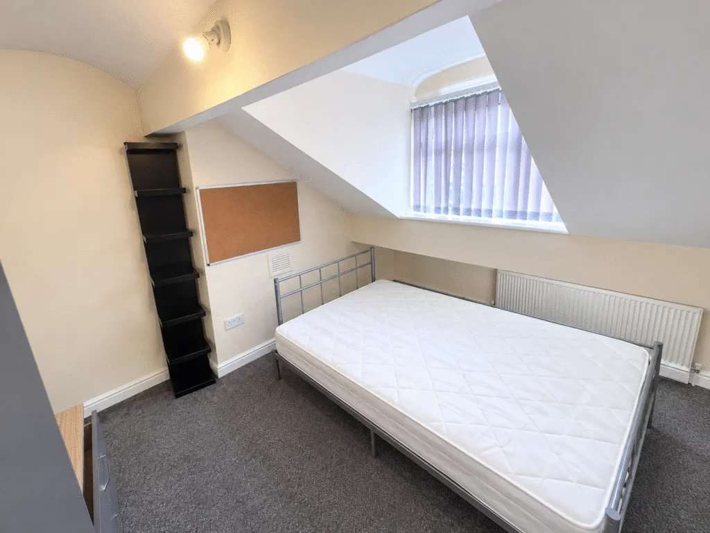 6 bedroom end of terrace house for rent