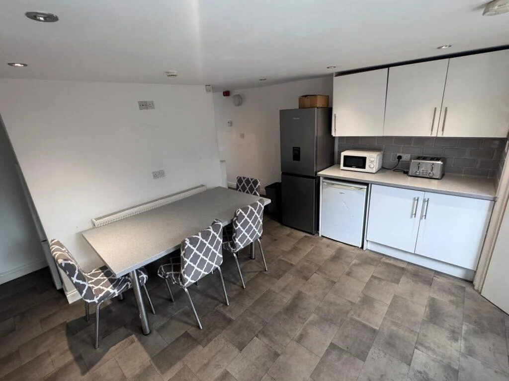 6 bedroom end of terrace house for rent
