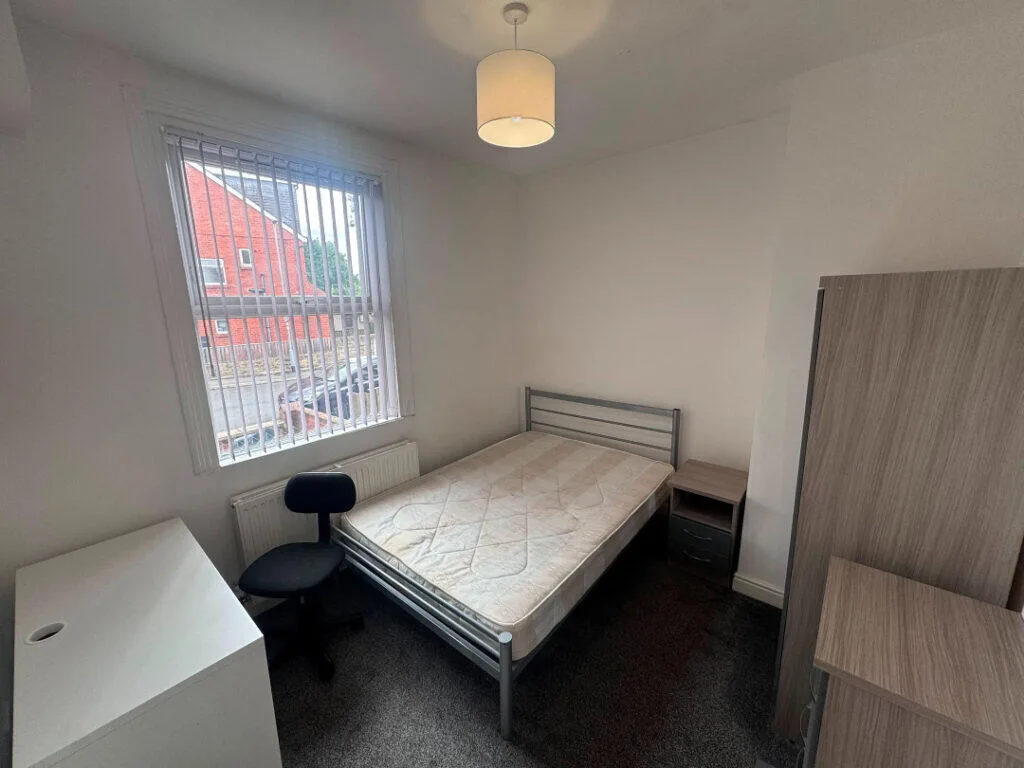 6 bedroom end of terrace house for rent