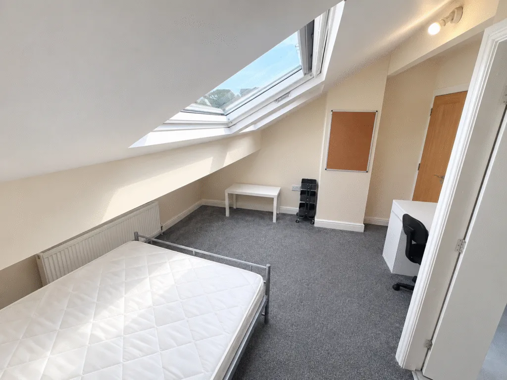 6 bedroom end of terrace house for rent