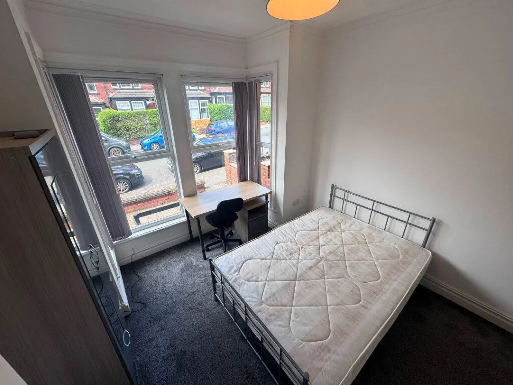 6 bedroom end of terrace house for rent