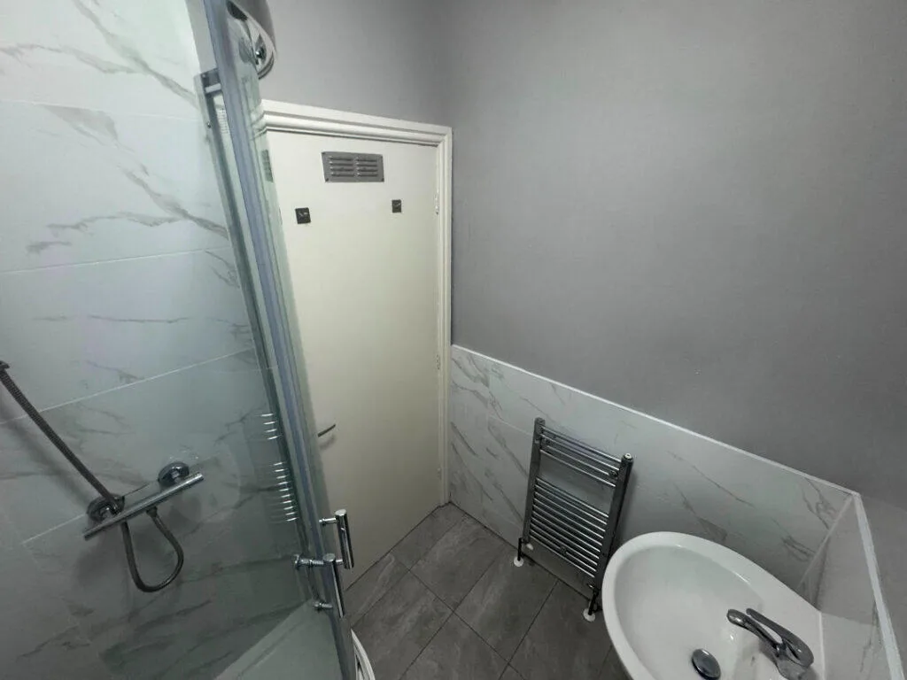 6 bedroom end of terrace house for rent