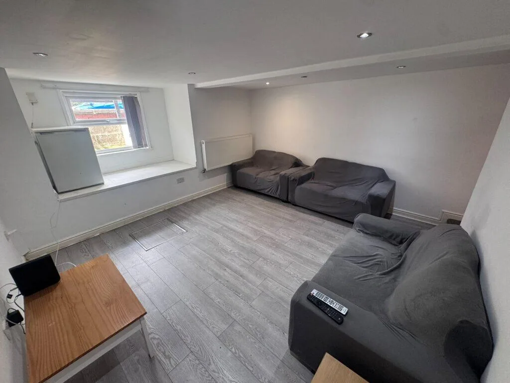 6 bedroom end of terrace house for rent