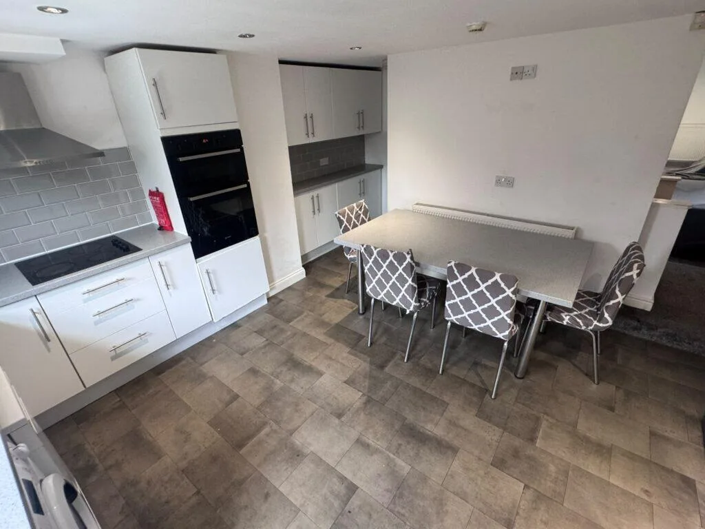 6 bedroom end of terrace house for rent