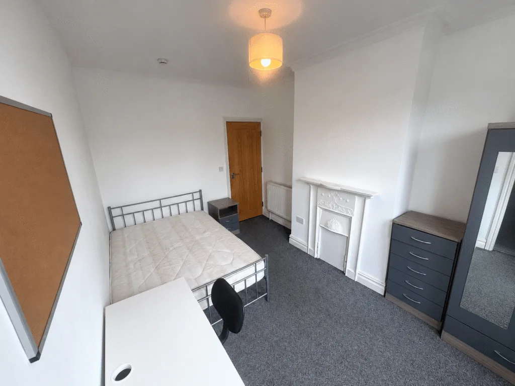 6 bedroom end of terrace house for rent