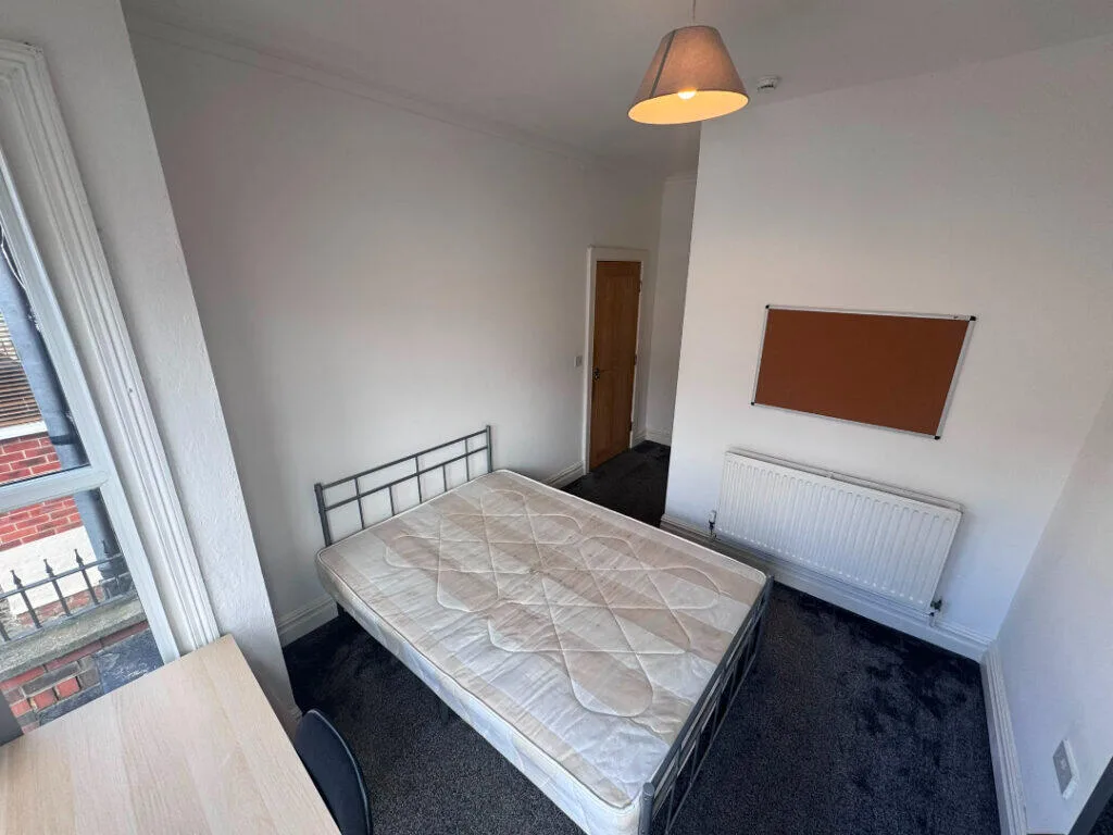 6 bedroom end of terrace house for rent
