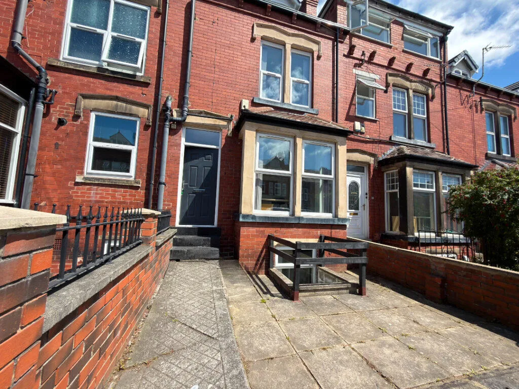6 bedroom end of terrace house for rent