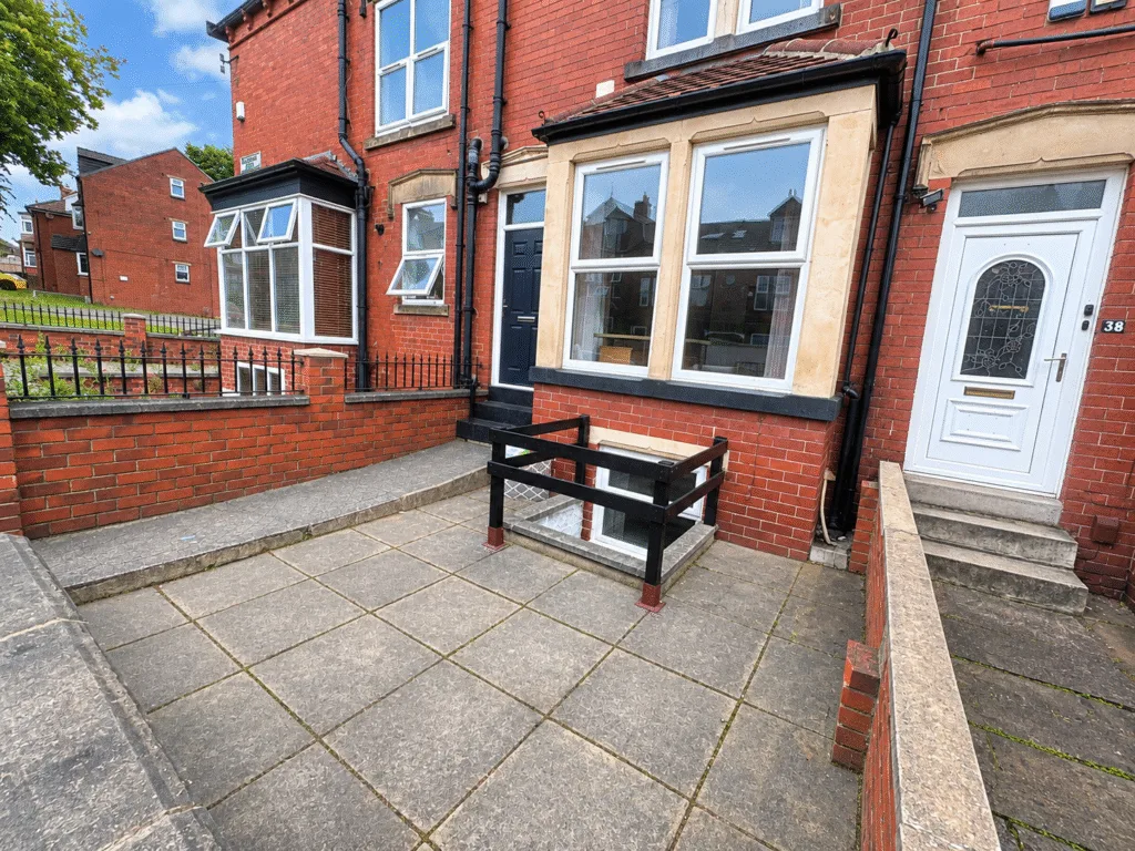 6 bedroom end of terrace house for rent