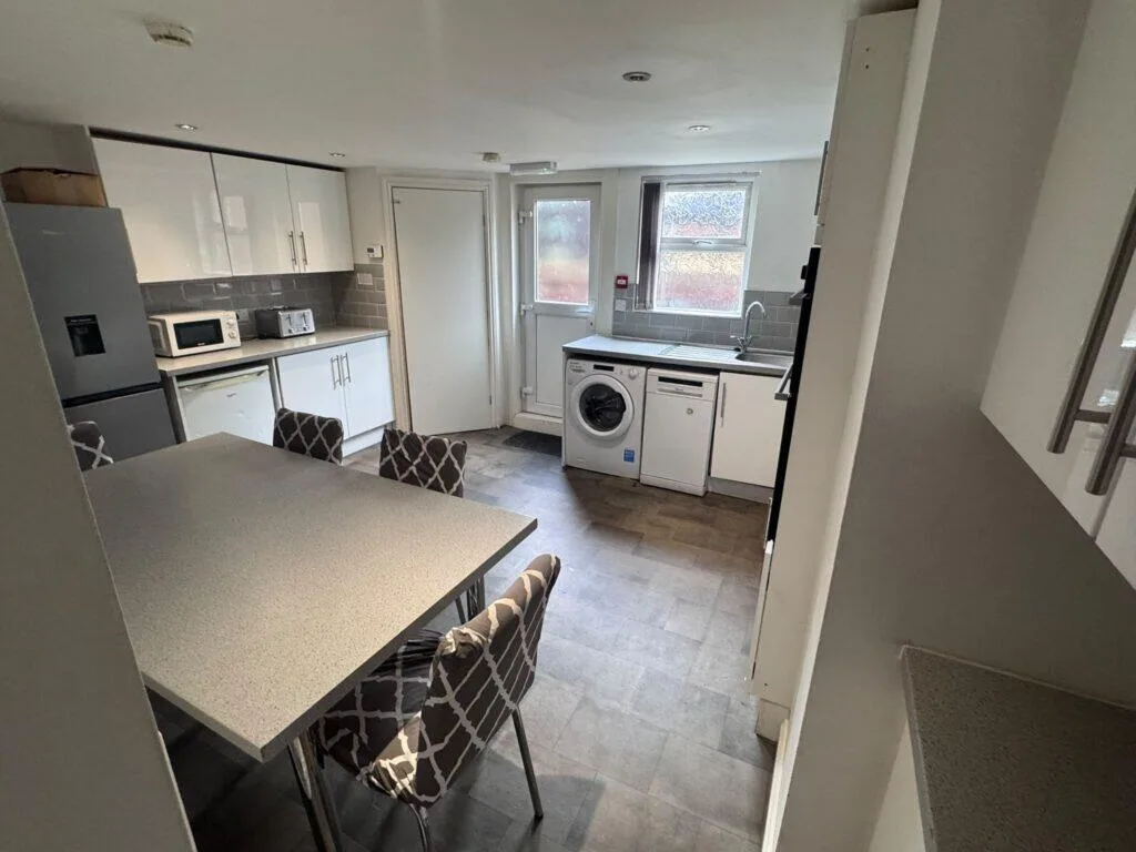 6 bedroom end of terrace house for rent