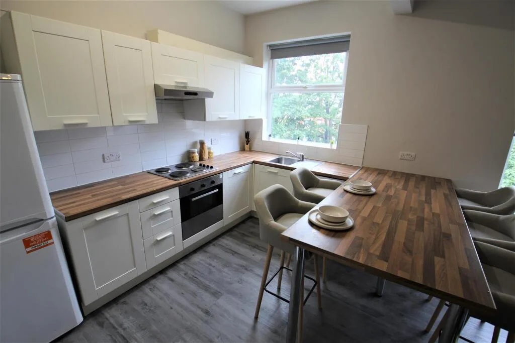 5 bedroom flat for rent