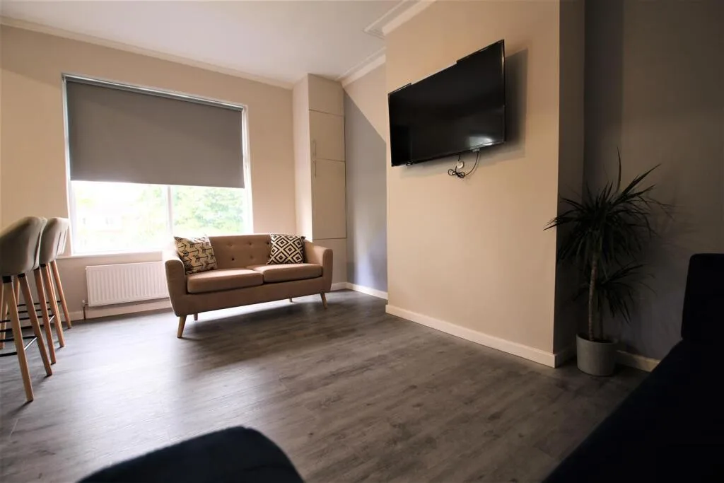 5 bedroom flat for rent