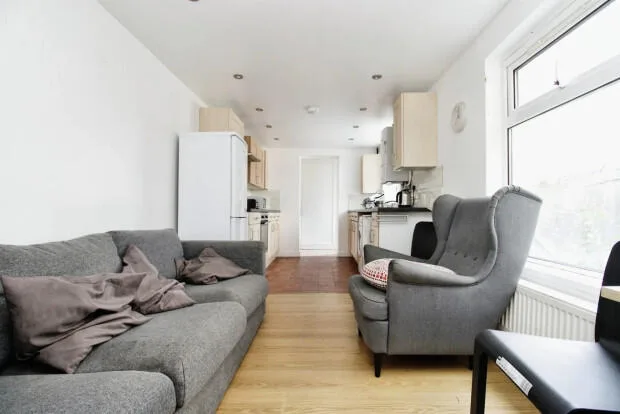 5 bedroom terraced house for rent