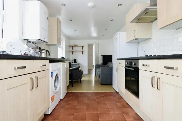 5 bedroom terraced house for rent