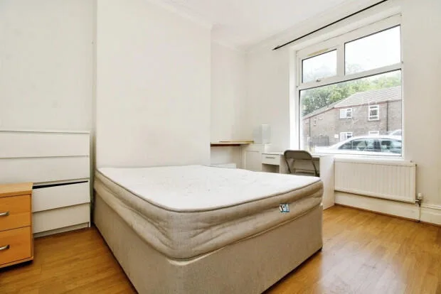 5 bedroom terraced house for rent