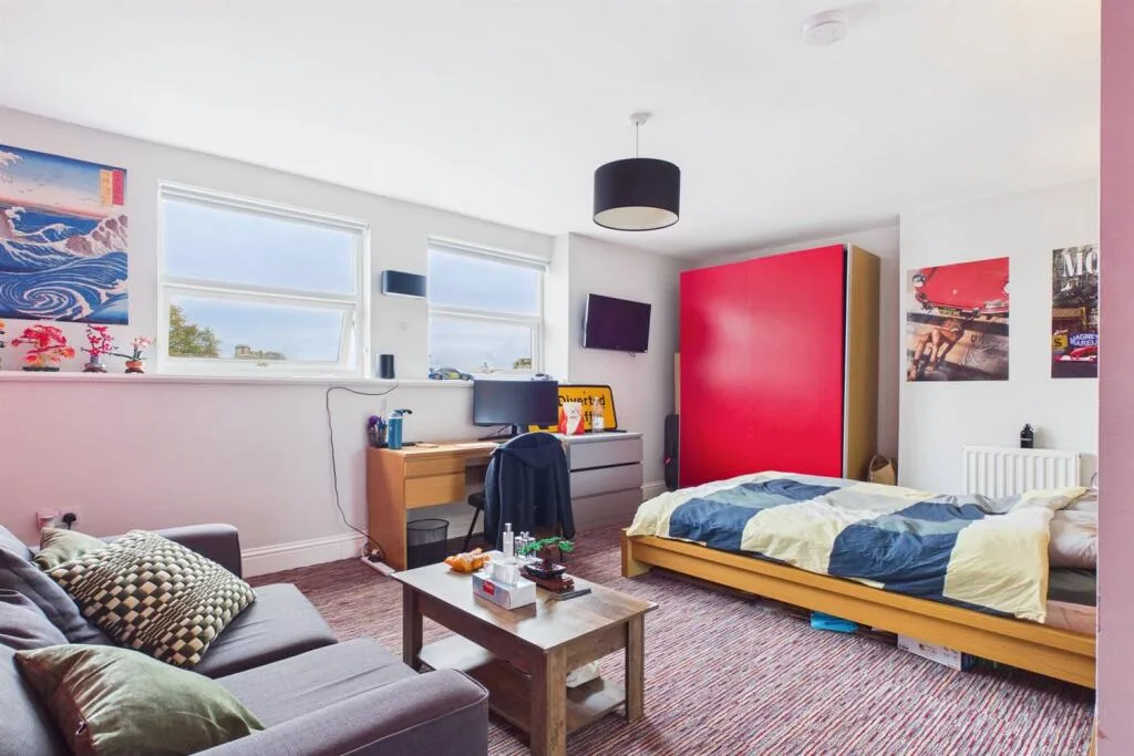 8 bedroom terraced house for rent