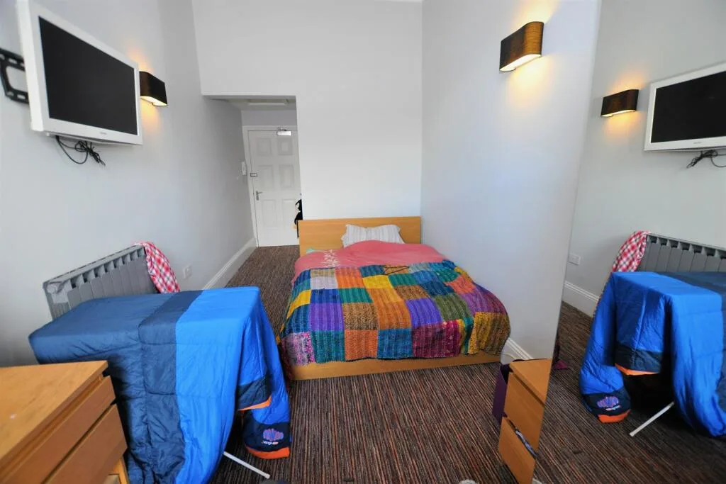 8 bedroom terraced house for rent