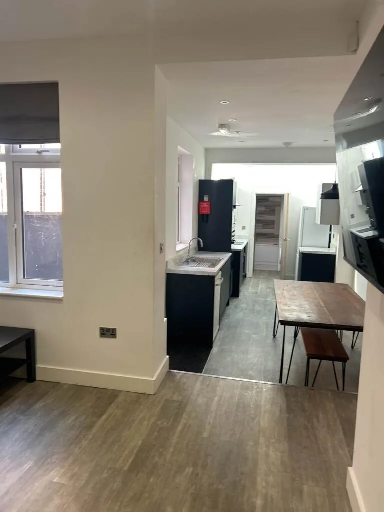 6 bedroom terraced house for rent
