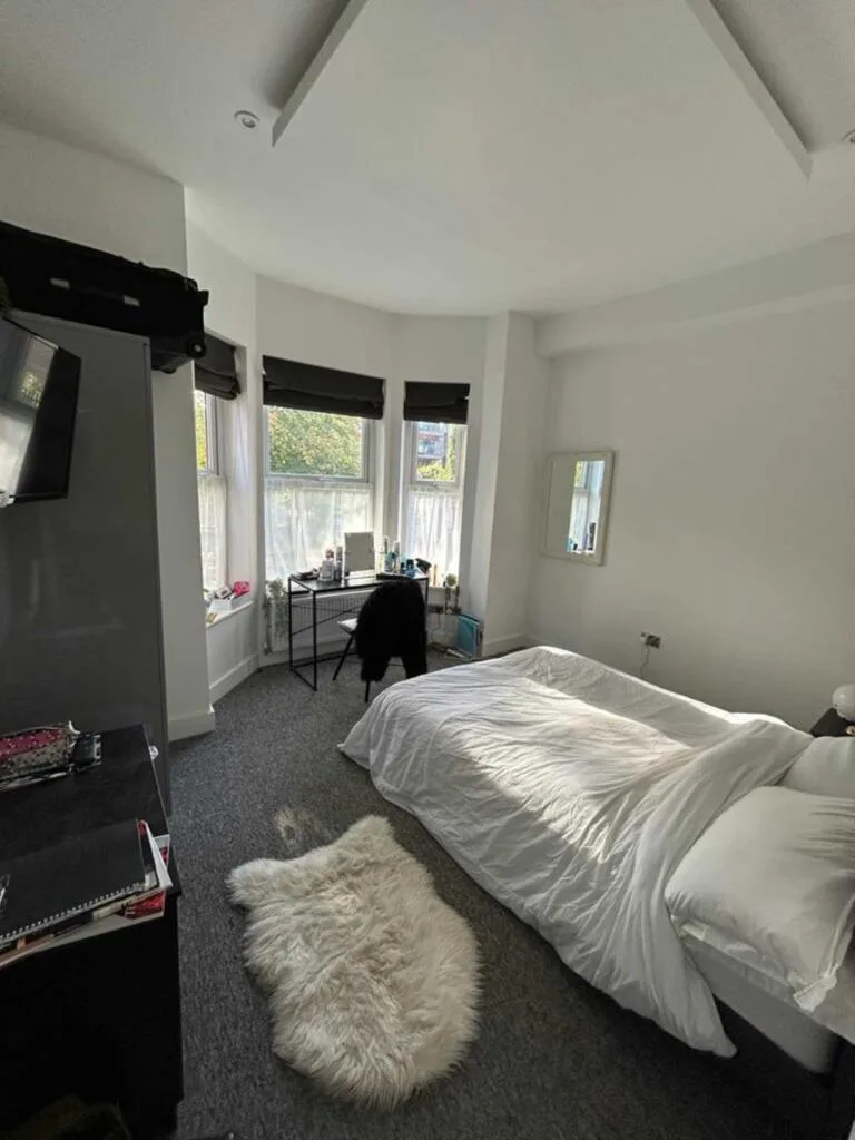 6 bedroom end of terrace house for rent